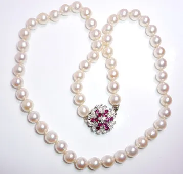 Collier perles Akoya or 750 / or blanc fermoir rubis diamants 45 cm 34g.