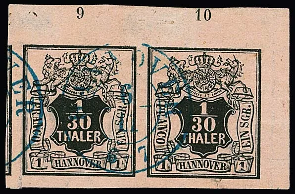 1/30 Th. noir/saumon, paire à très grandes marges du coin supérieur droit de feuille avec numéros de rangée "9" et "10", timbres voisins à gauche et en bas, timbre de droite petite division/pli ainsi que seulement dans la large marge de feuille à l'extérieur un peu clair. Une unité rare de la collection de l'avocat en brevets Hoffmann, déjà reproduite dans Hennig's Philatelistische Mitteilungen n° 11/1925 (celle-ci est jointe)