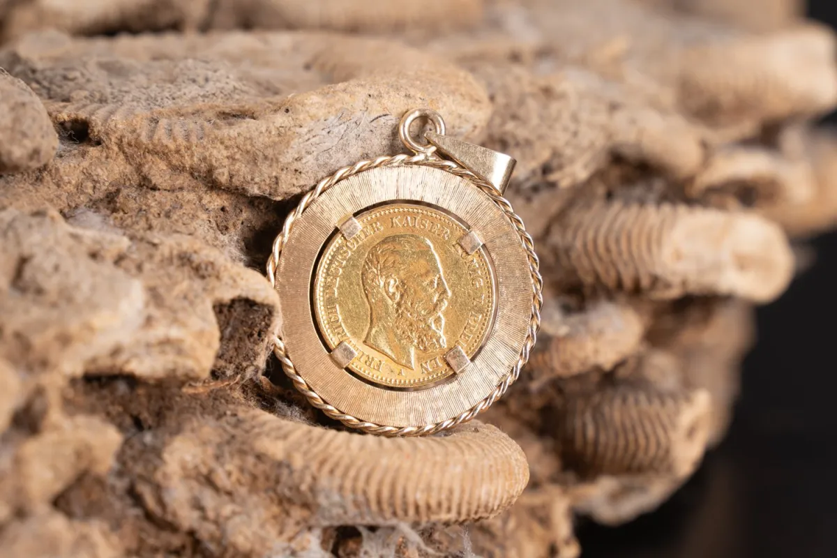 Ponadczasowo elegancki wisiorek z monetą z ruchomym kółkiem, oprawa z żółtego złota 585 / 14k (średnica ok. 30 mm), osadzona moneta
