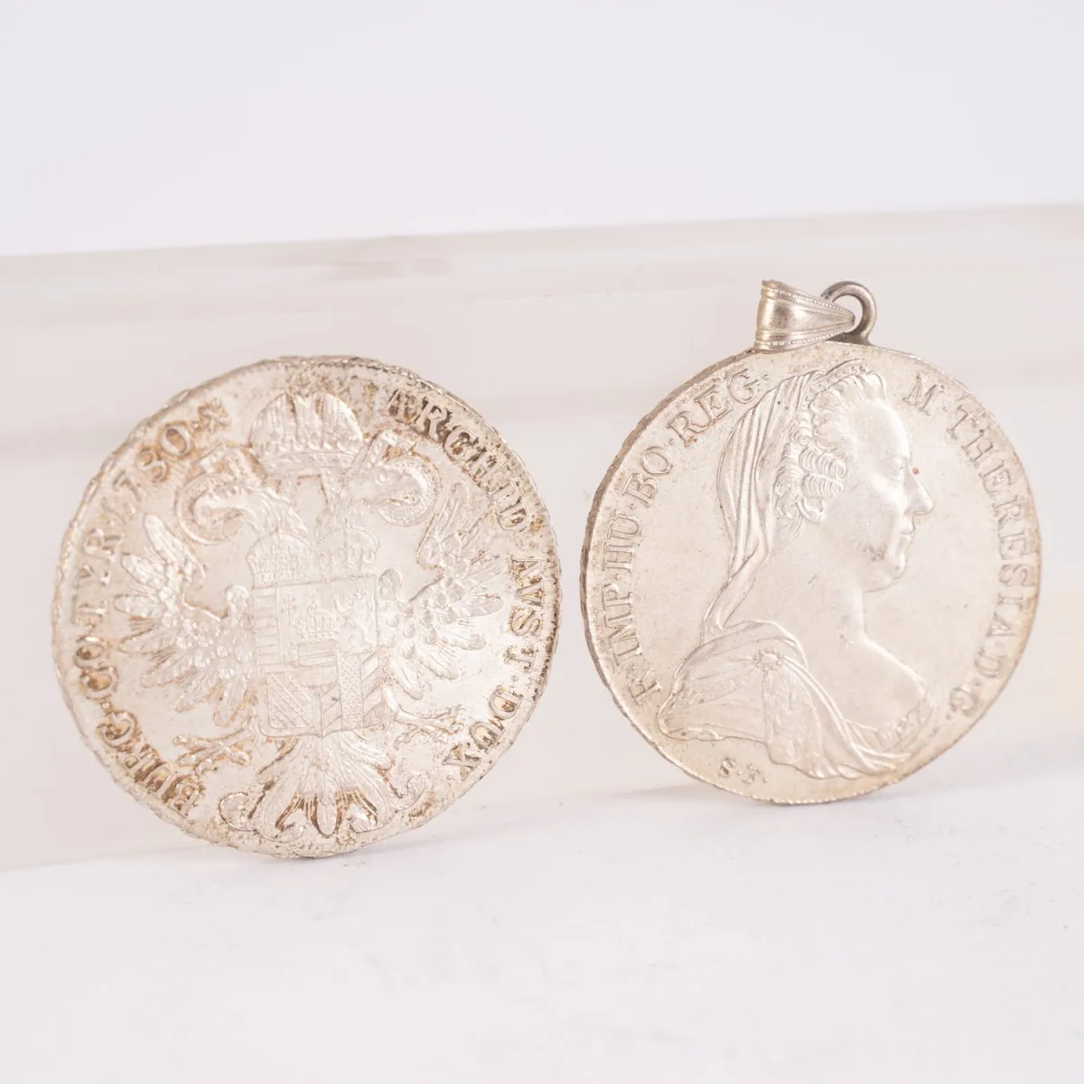 2x Maria Theresia - Taler, 1x met vastgesoldeerd oog, samen ca. 57g.