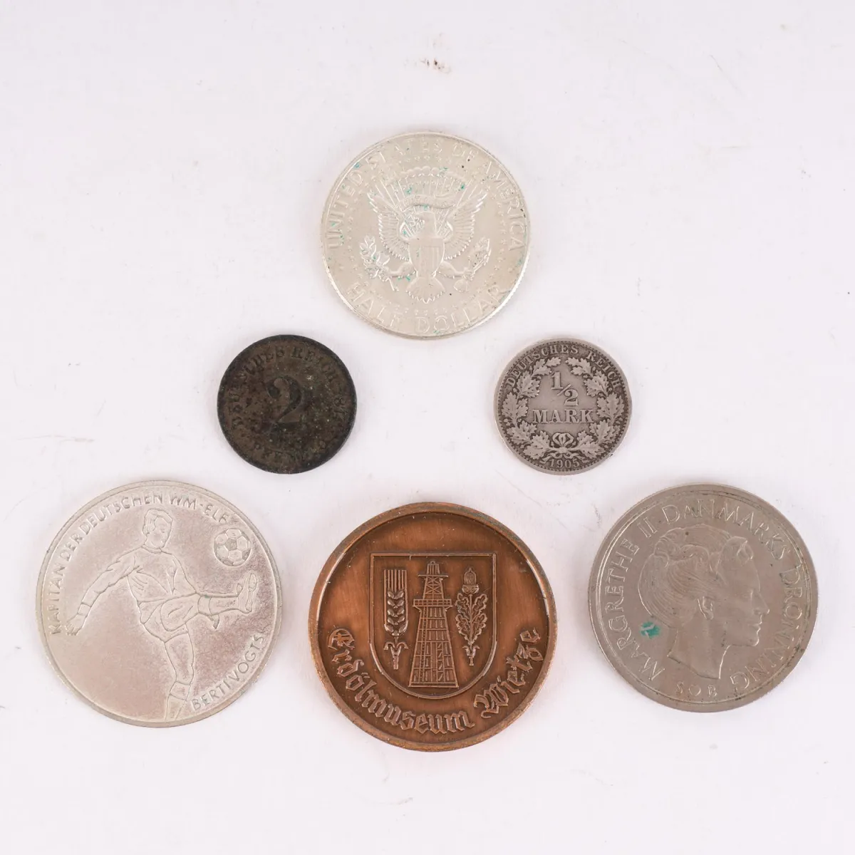 Collection de 6 pièces et médailles du monde entier, âges, matériaux, valeurs et états divers, partiellement…