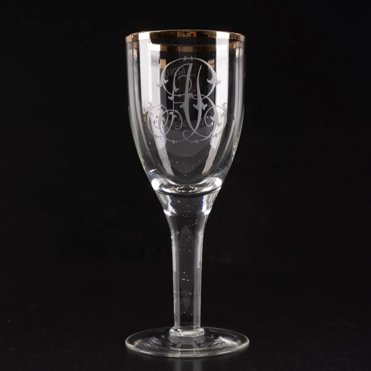 Pokalglas, 19. / 20. Jhd., farbloses Glas, Stiel mit unzähligen Luftblasen-Einschlüssen, graviertes ligiertes Besitzermo…