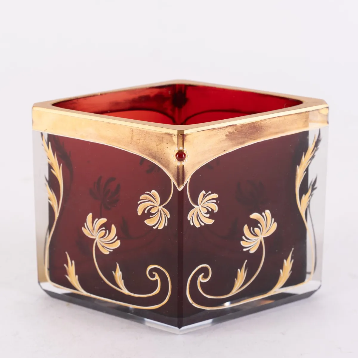 Dekorative, rubinrote, rautenförmige Glasvase mit aufwändigem Gold-Emaille-Dekor, längsseitig und mittig angebrachte röt…