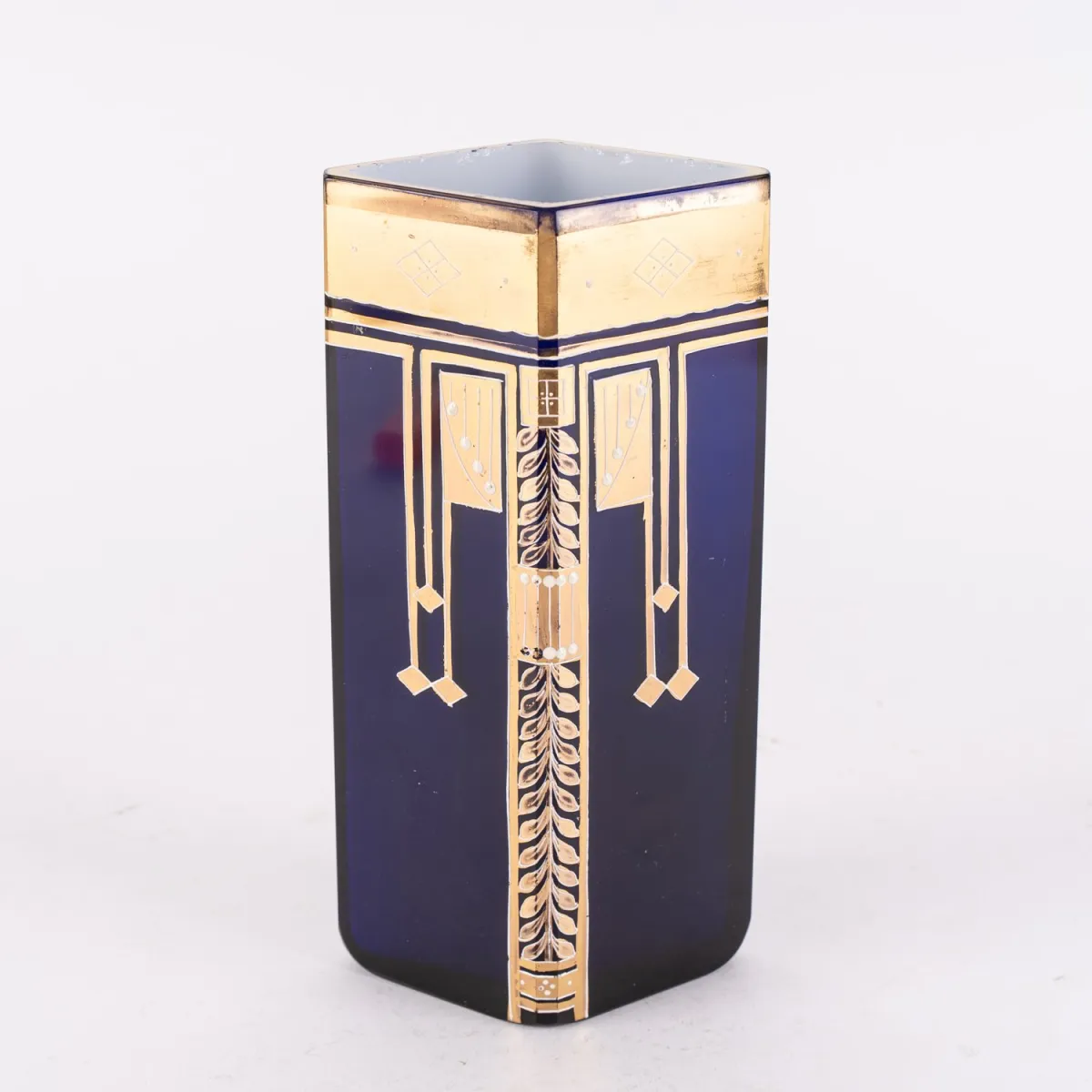 Boheemse jugendstil vaas, ruitvormig glazen lichaam, blauwachtig glas met uitgebreid gouddecor, wit interieur