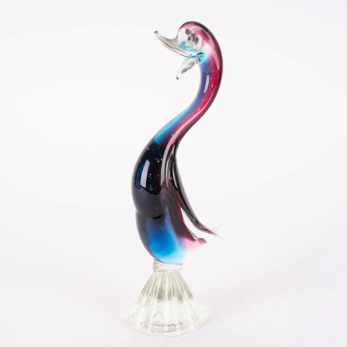 Canard - verre de Murano, teinte bleu-rouge. Forme simple, pied et bec en blanc. Exécution très lourde. Hauteur