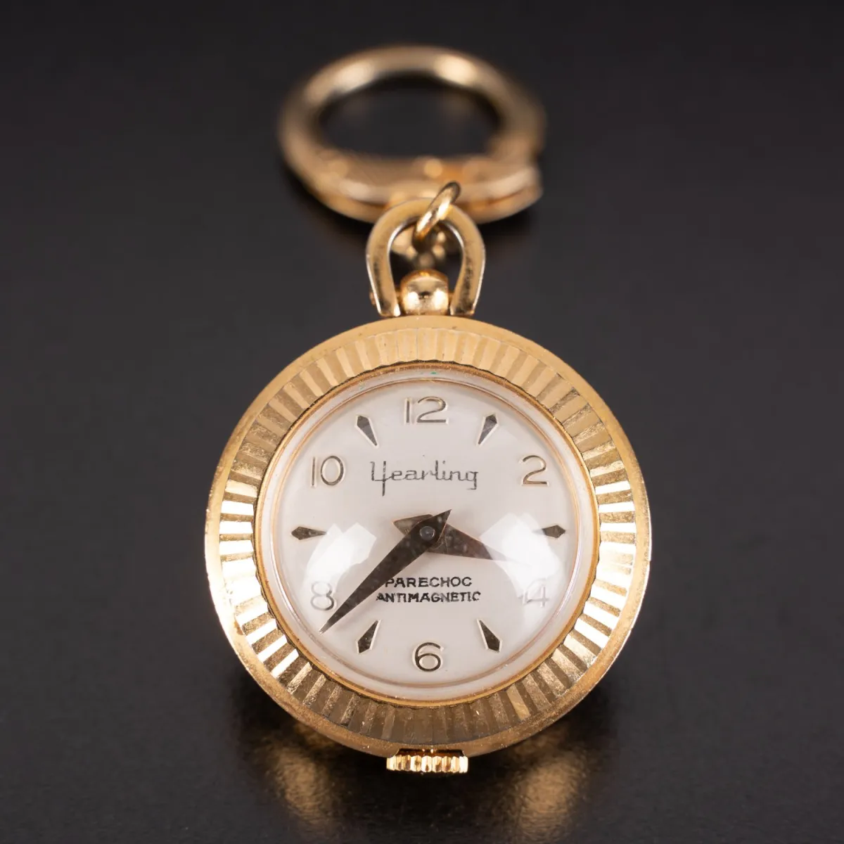 Yearling, bolvormig zakhorloge aan kleine schakelketting. Kastdiameter ca. 29 mm, uurwerk loopt aan, niet getest, metaal…