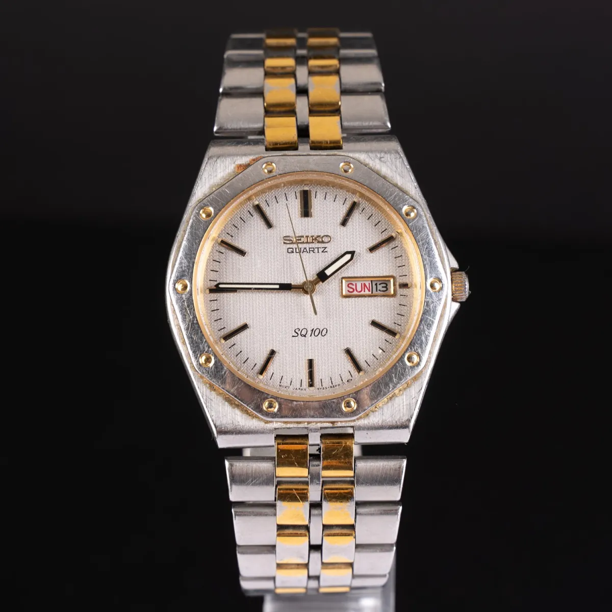 SEIKO QUARTZ SQ 100, Zegarek męski z centralną sekundą, dniem tygodnia i datą. Stal nierdzewna, częściowo pozłacana, niesprawdzony, T…