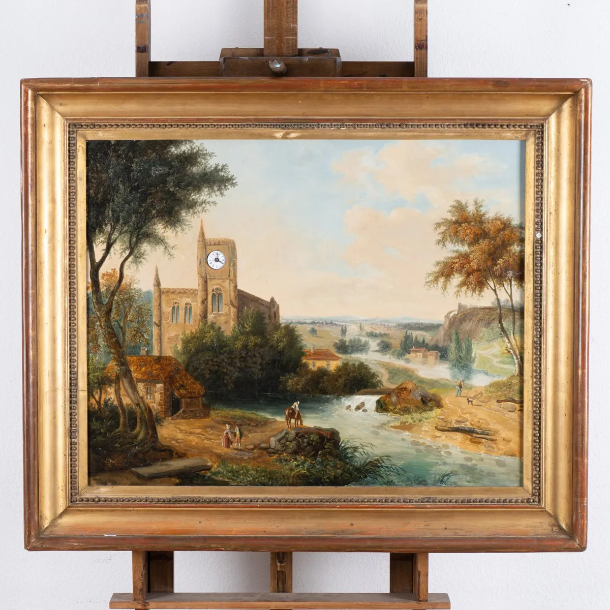 Große Bilderuhr, Biedermeier um 1839 / 40, im Vordergrund Klosterkirche mit Turm und Figurenstaffage, am Flussufer mit w…