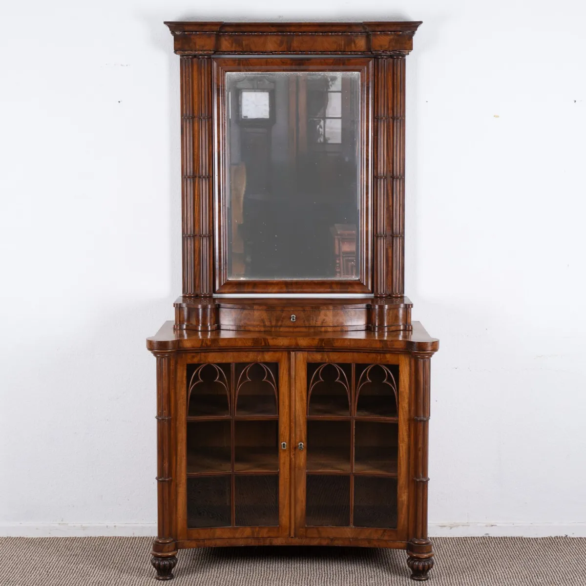 Jemná zrcadlová komoda s prosklenými dveřmi, biedermeier, Dolní Sasko Království Hannoverské kol. 1835/45, masivní mahagon