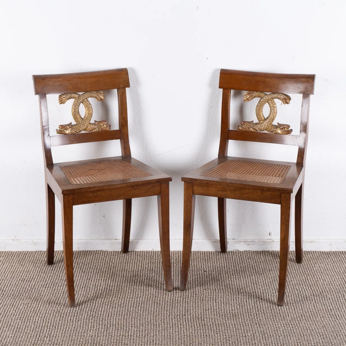 Paar empire / biedermeier stoelen, Duits circa 1820 / 30, notenhout, de licht gebogen rugleuning met sculpt…