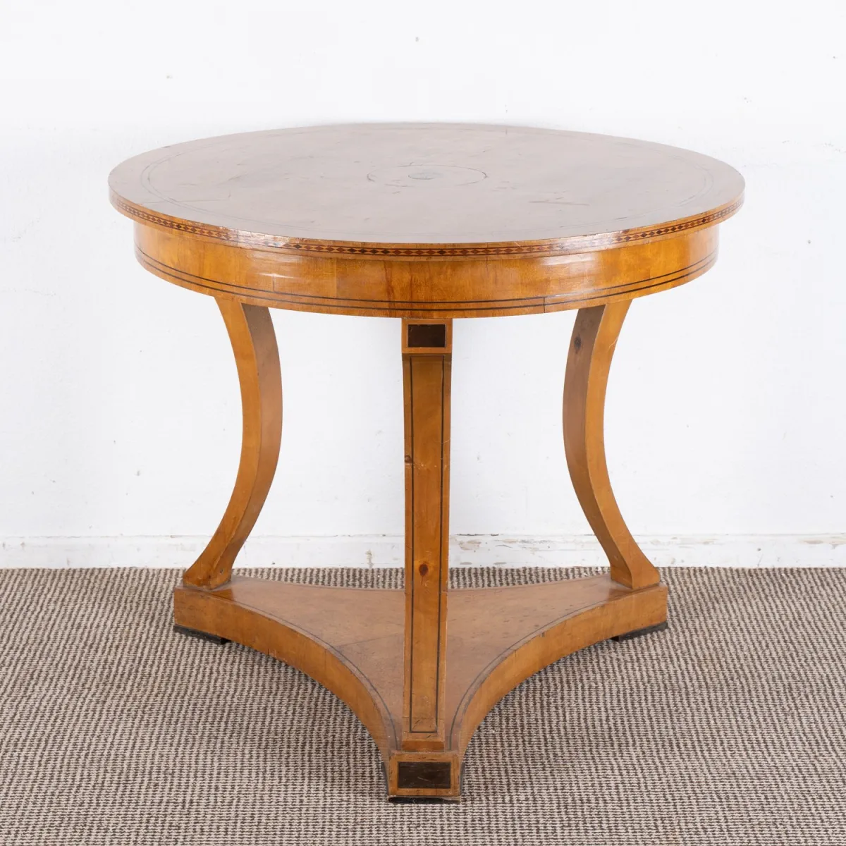 Kulatý salonní stolek, biedermeier, kolem 1900/20, bříza masivní a dýhovaná, černěný dekor. Výška cca 75, průměr cca…