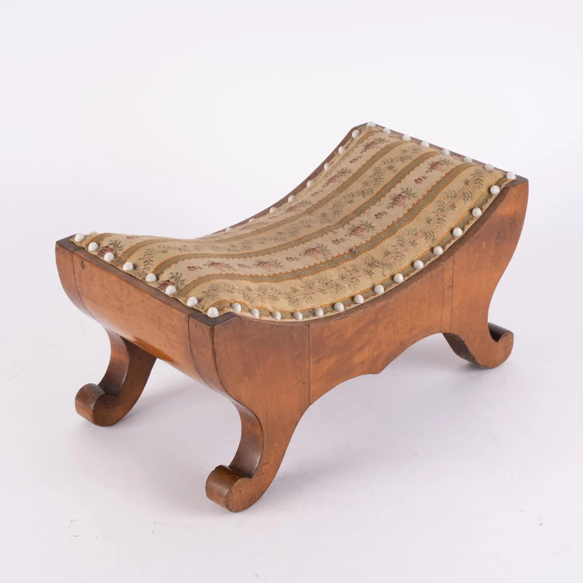 Footstool, Biedermeier, circa 1900/20, solid and veneered birch, good unrestored condition, approx. 19 x 40 x 21 cm.