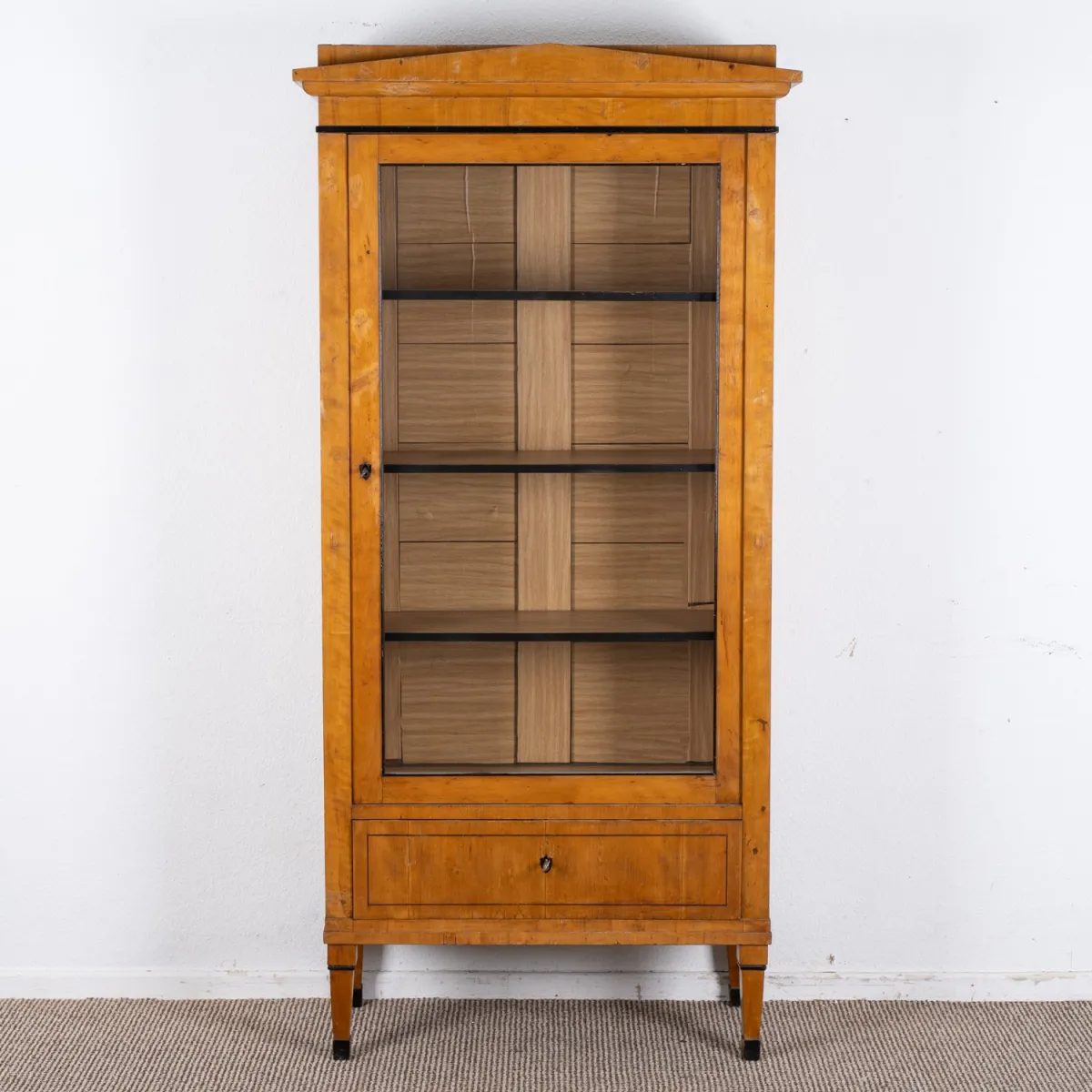 Szafa przeszklona jednodrzwiowa, biedermeier ok. 1900/20, brzoza lita i fornirowana, częściowo czerniona, dobry stan
