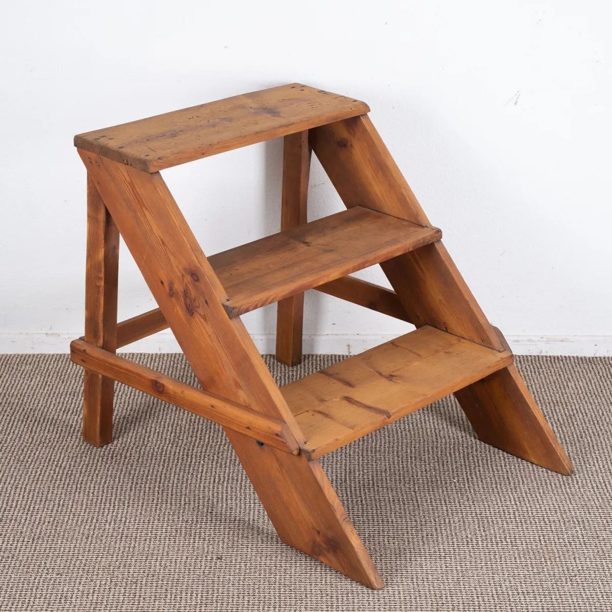 Antyczne 3-stopniowe schody, lite drewno iglaste, pochodzące z domu wiejskiego, niemieckie XIX/XX w., ok. 73 x 71 x 93 cm
