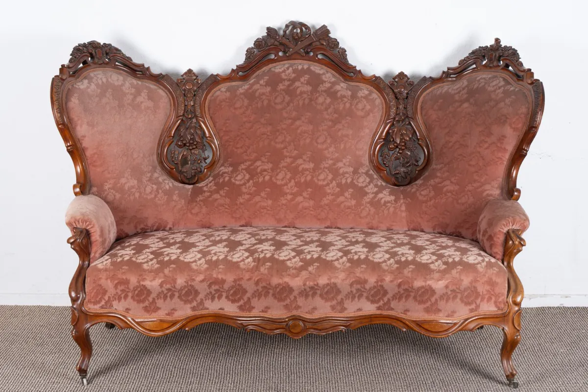Wspaniała wolnostojąca sofa salonowa / kanapa / sofa tapicerowana, historyzm, koniec XIX w., orzech, częściowo bogato rzeźbiona