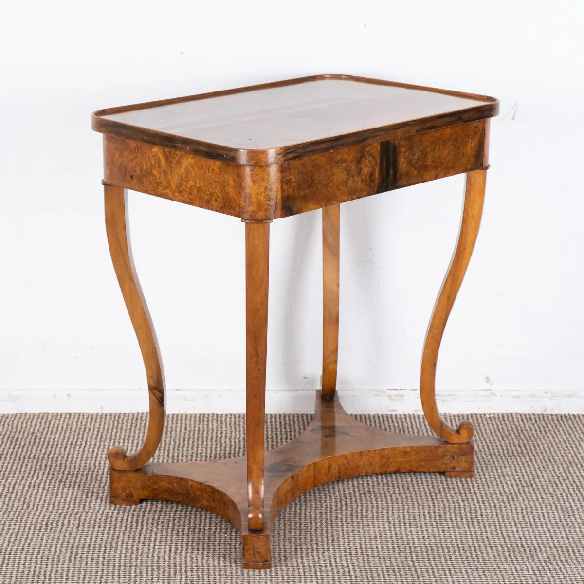 Table console élégante, petit meuble déplaçable, Biedermeier, Allemagne du Sud vers 1925/30, noyer et noyer...