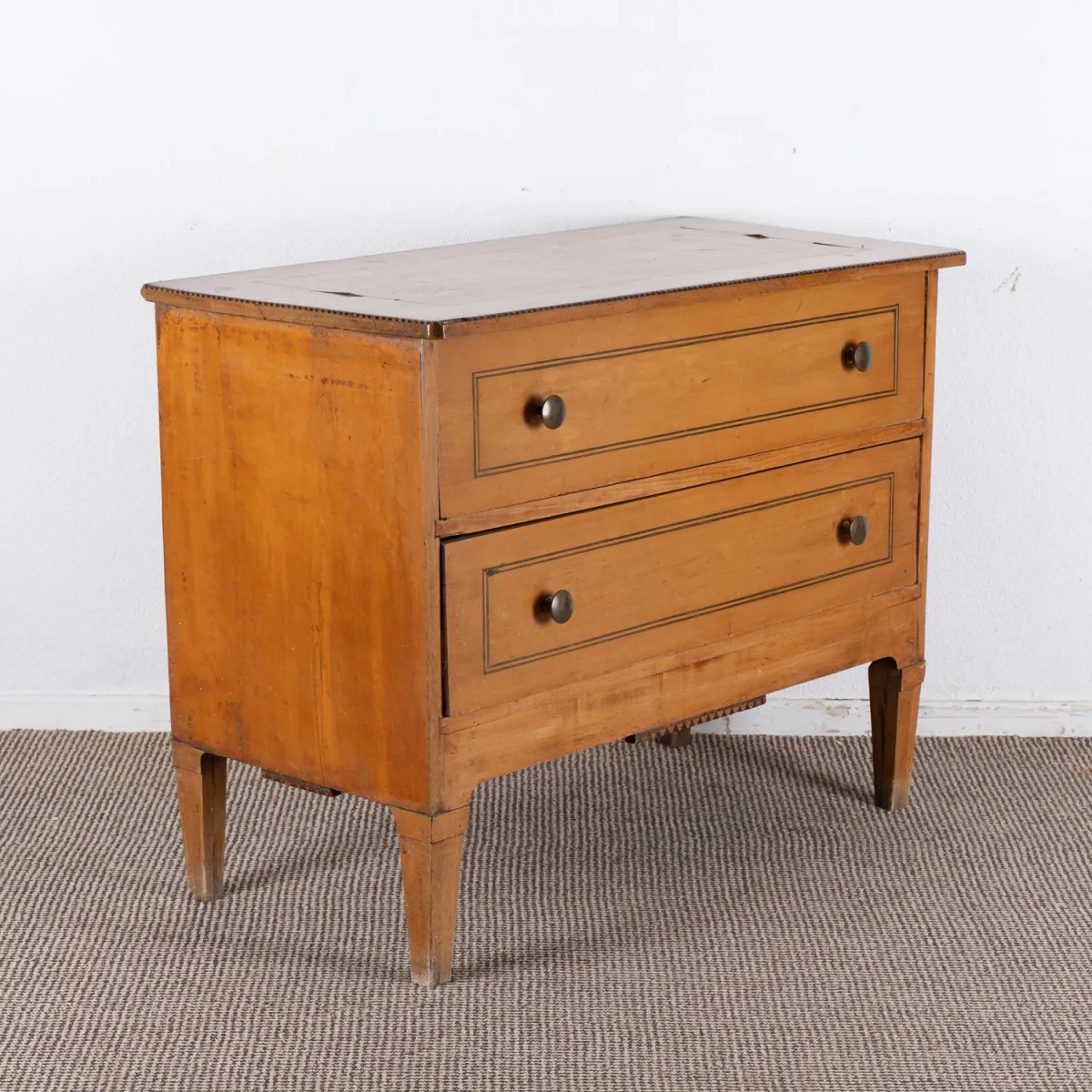 Twee-laden commode, Biedermeier, 19e eeuw, fruitboomhout, ongerestaureerde staat, ca. 75 x 101 x 50 cm.