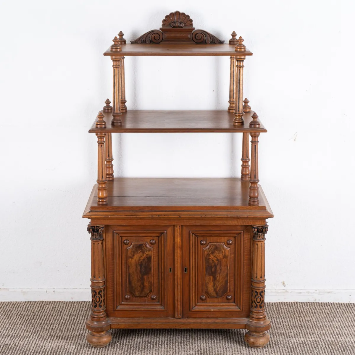 Elegantní etažérový nábytek, historismus / Gründerzeit kolem 1890, ořech, dvoudveřová spodní část s 180 stupňů otočnými k…