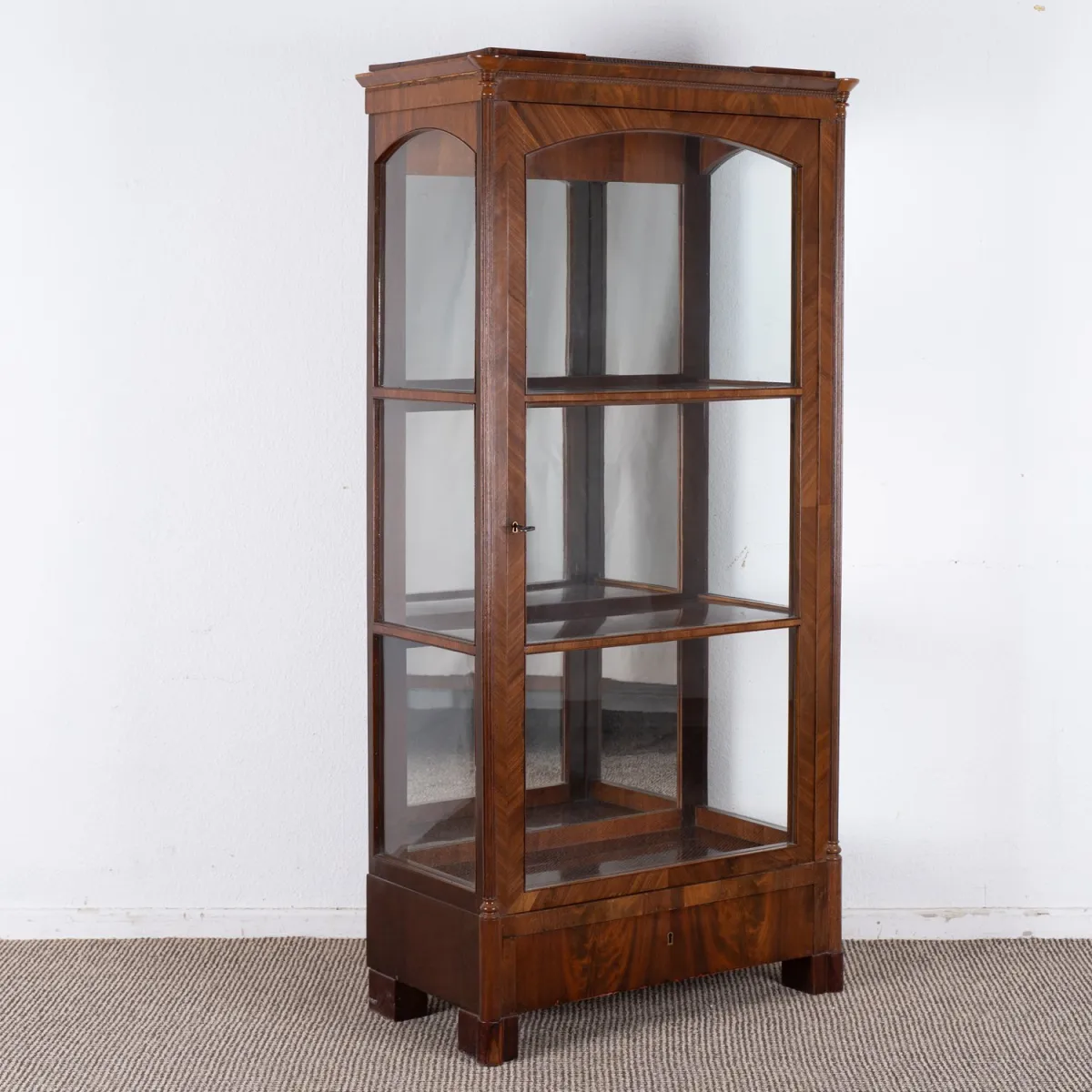 Elegant display cabinet, Biedermeier circa 1840/50, solid mahogany and veneered on walnut-colored softwood body