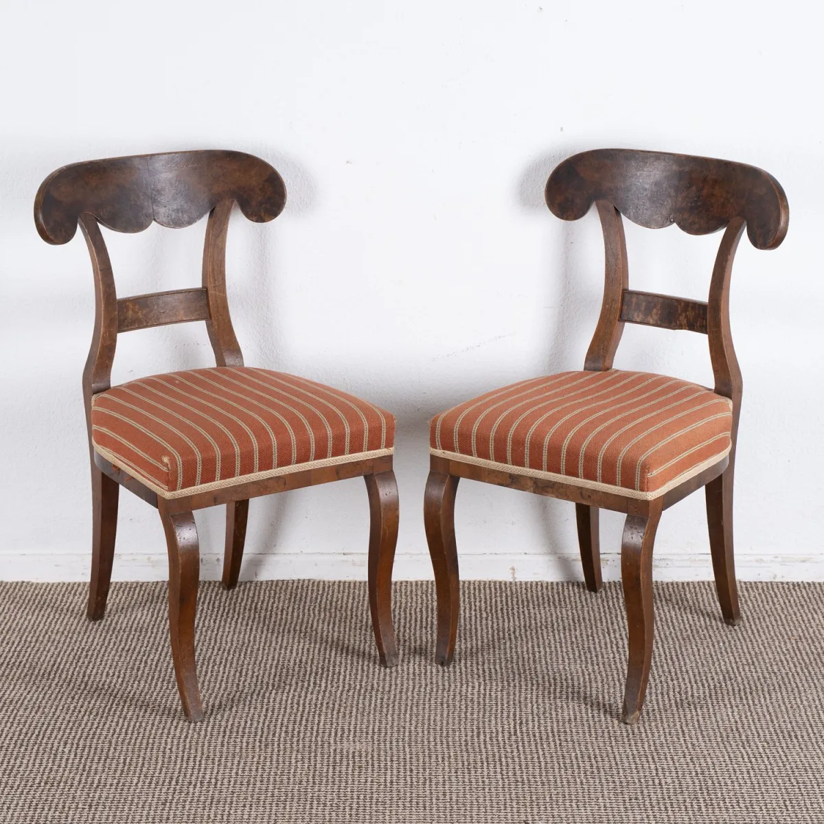 Pair of ox-head upholstered chairs, Vienna circa 1830, walnut, good unrestored patina found condition, seat approx. 3 years ago
