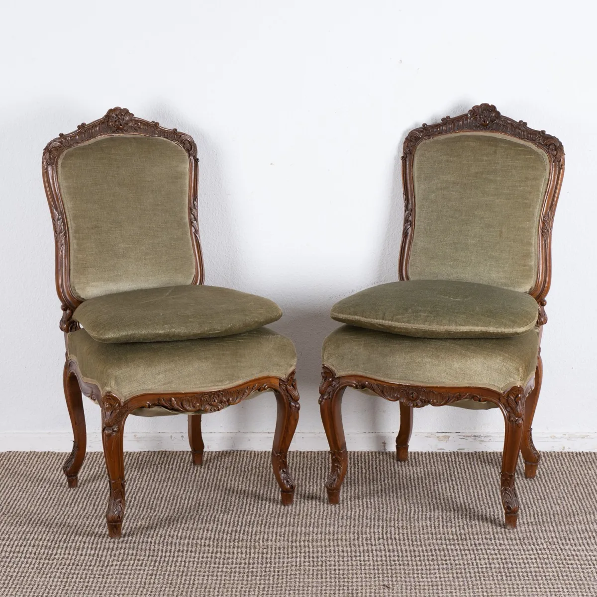 Paire de chaises rembourrées style Louis XV, historicisme, fin 19e s., cadres sculptés avec détail