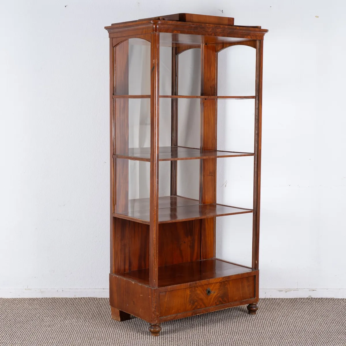 Otwarta witryna, Biedermeier, północnoniemiecka ok. 1840/50. Mahoń lity i fornirowany na korpusie z drewna iglastego. Pierwotnie…