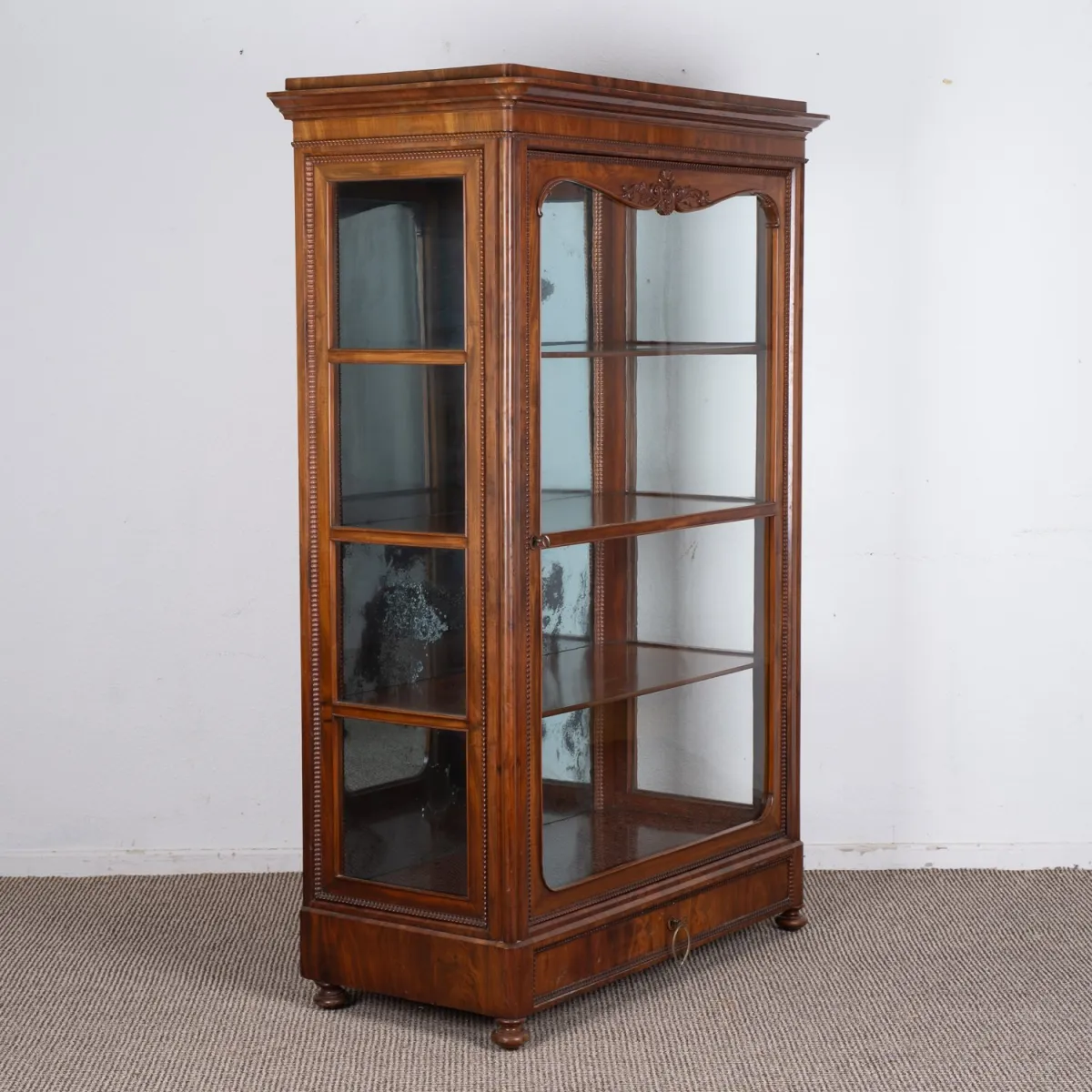 KNUSSMANN in Mainz No. 12686 - Three-sided glazed display cabinet with mirrored back, solid walnut and on softwood