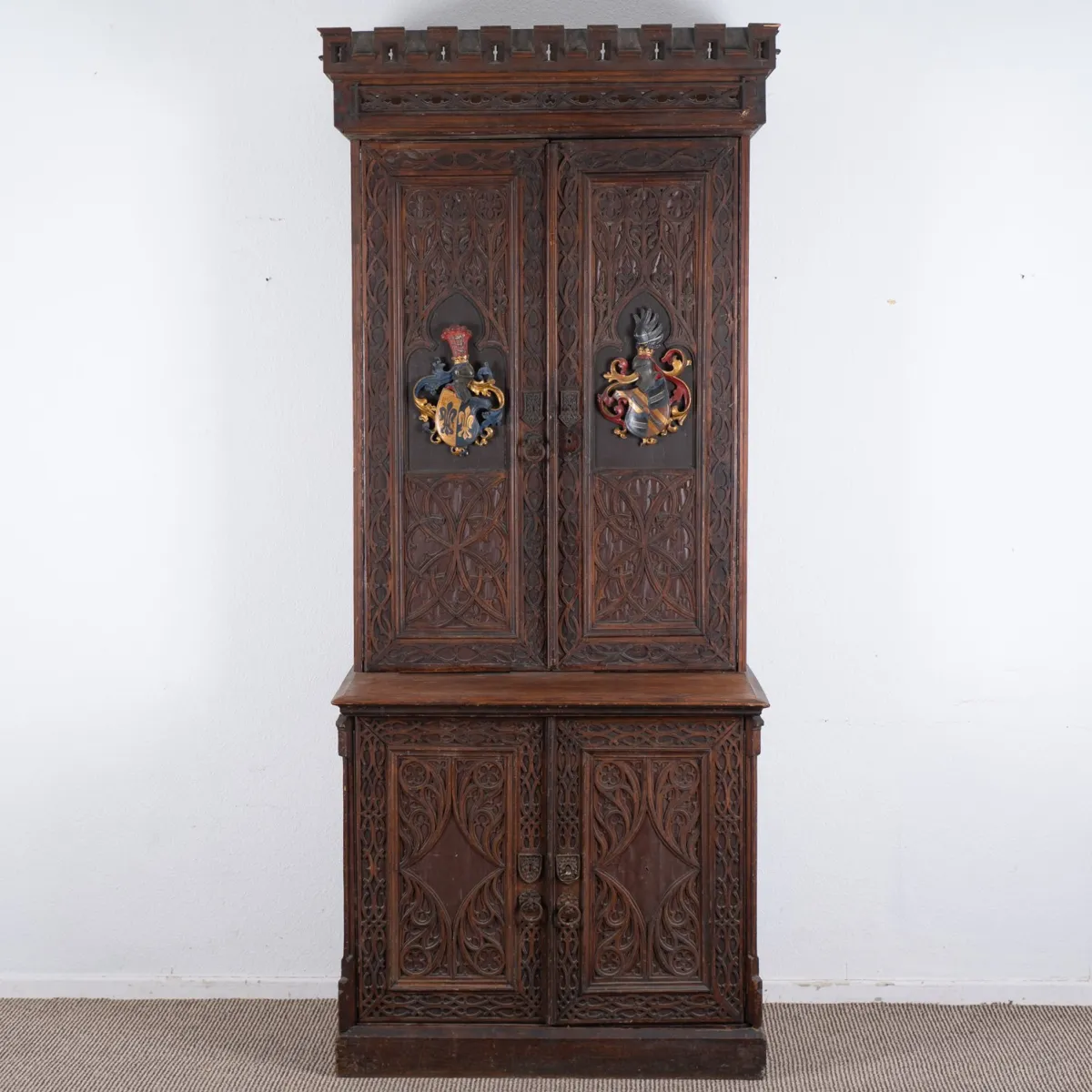 FUGGER - Kast, hoge naaldhouten buffetkast uit het huis Fugger / Augsburg. Historisme / neogotiek eind 19e eeuw. 4…