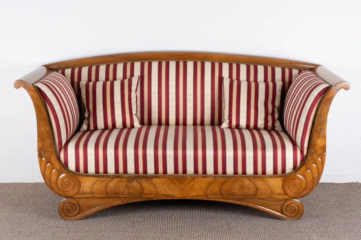 Gondola-shaped sofa, Biedermeier, Mainz around 1830 / 35. Selected walnut and walnut burl, solid and partly…
