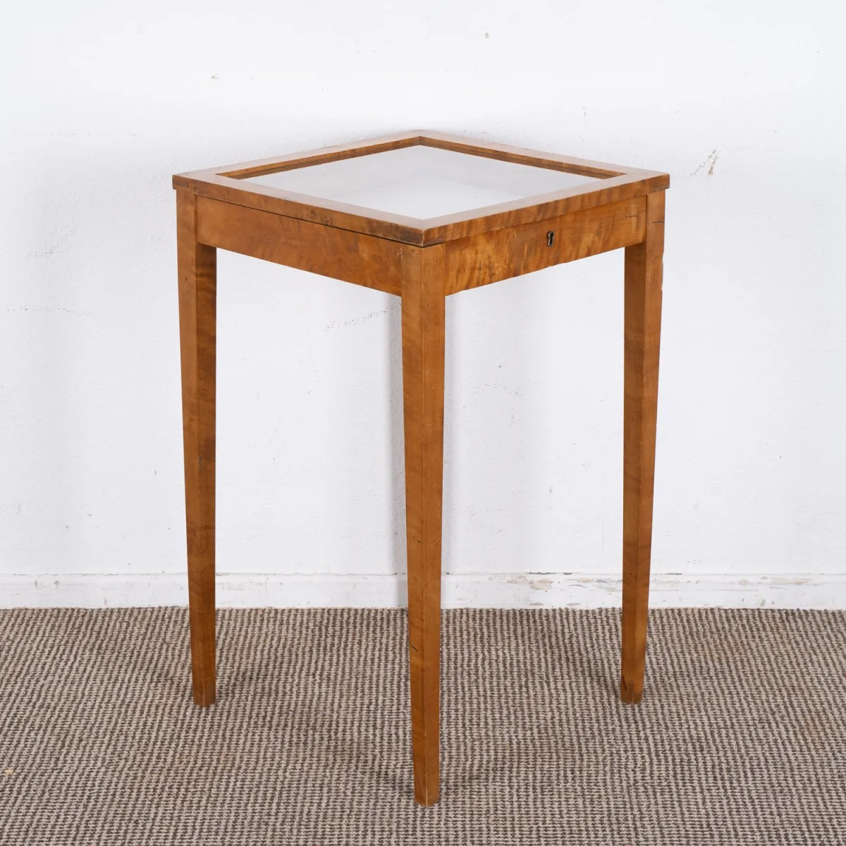 Elegant small display table, solid birch and veneered on softwood body, Biedermeier style, early 20th c., lock…