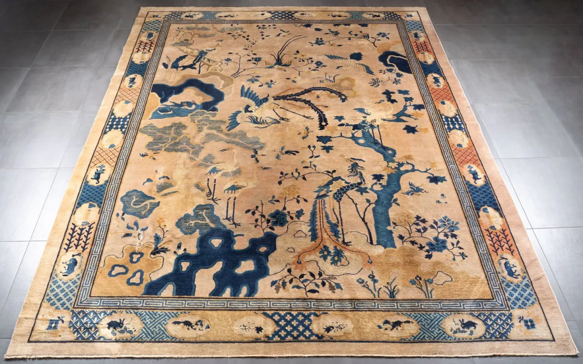 Antique tapis de Pékin à paysage, Chine vers 1900, env. 285 x 350 cm, fond sable chaud avec large bordure principale