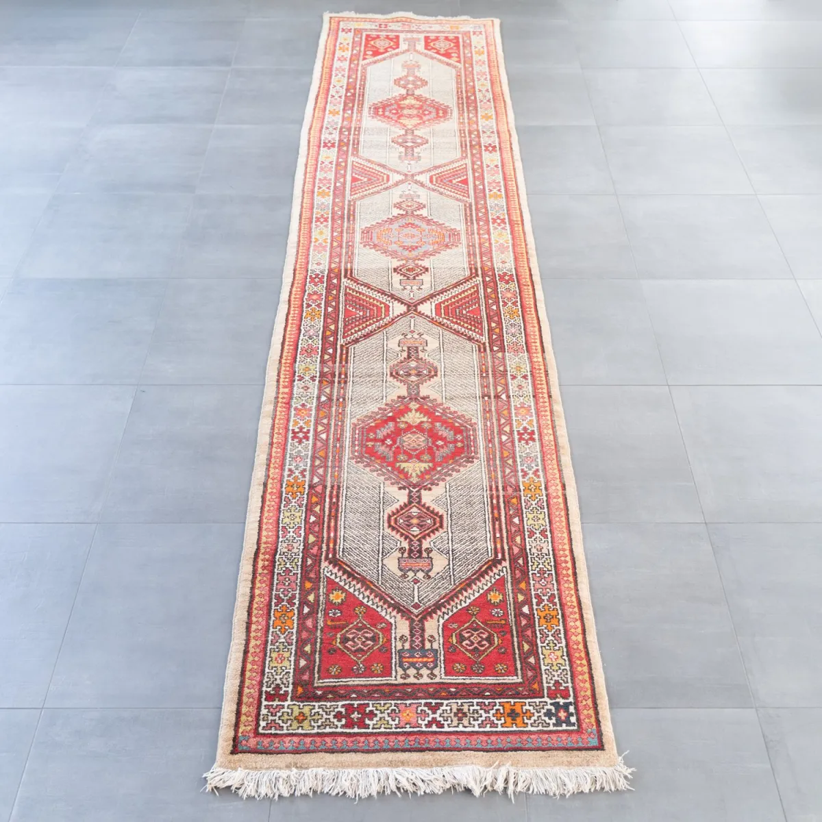Starší kobercová galerie, Írán pravděpodobně 70./80. léta, béžový podklad s částečně abstraktní ornamentikou, cca 98 x…