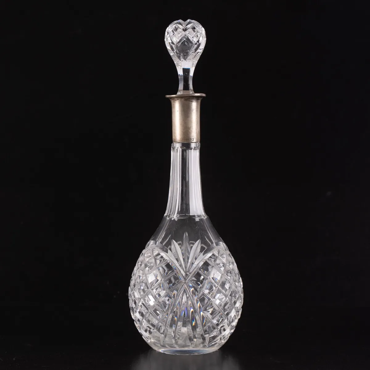 Glaskaraffe mit aufwändigem Schliffdekor, original Stöpsel, 800er Silbermontierung, schöner Erhalt, höhe ca. 36 cm.