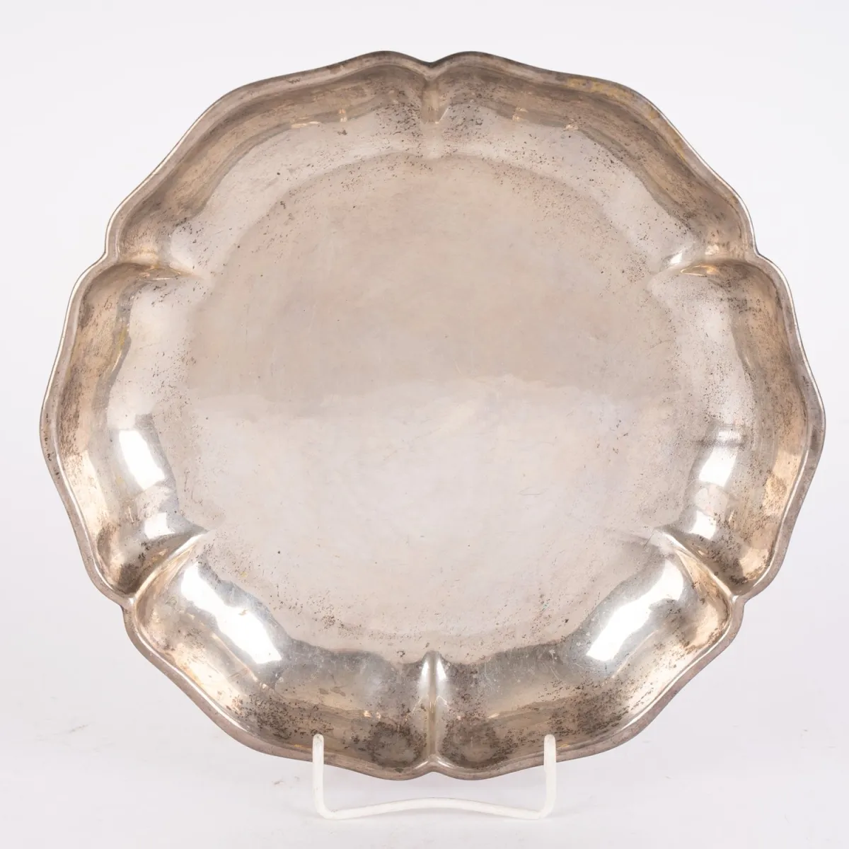 Round bowl in pansy shape, subtle hammered decoration, solid 830 silver, diameter approx. 29 cm, approx. 480g.