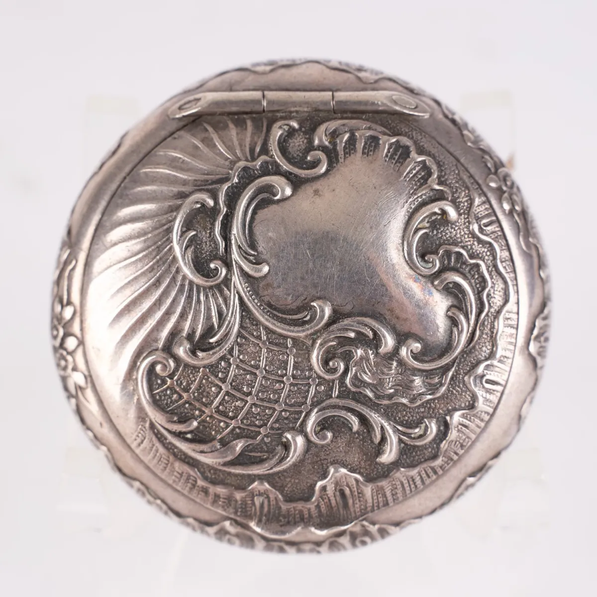 Runde Pillendose im Neorokoko-Stil, Durchmesser ca. 45mm, 800er Silber, gut erhaltene Innenvergoldung, unbedeutend gedel…