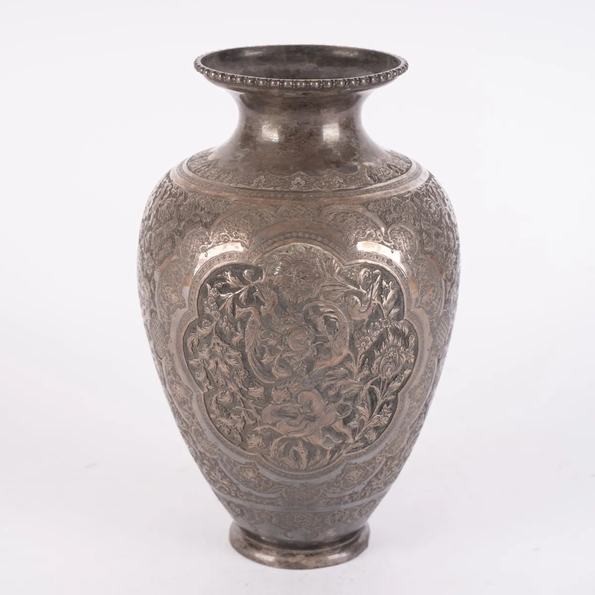 Prachtige Iraanse / Perzische vaas, 84 zolotnik / 875 zilver, ca. 1040g. Het balustervormige lichaam met buiten…