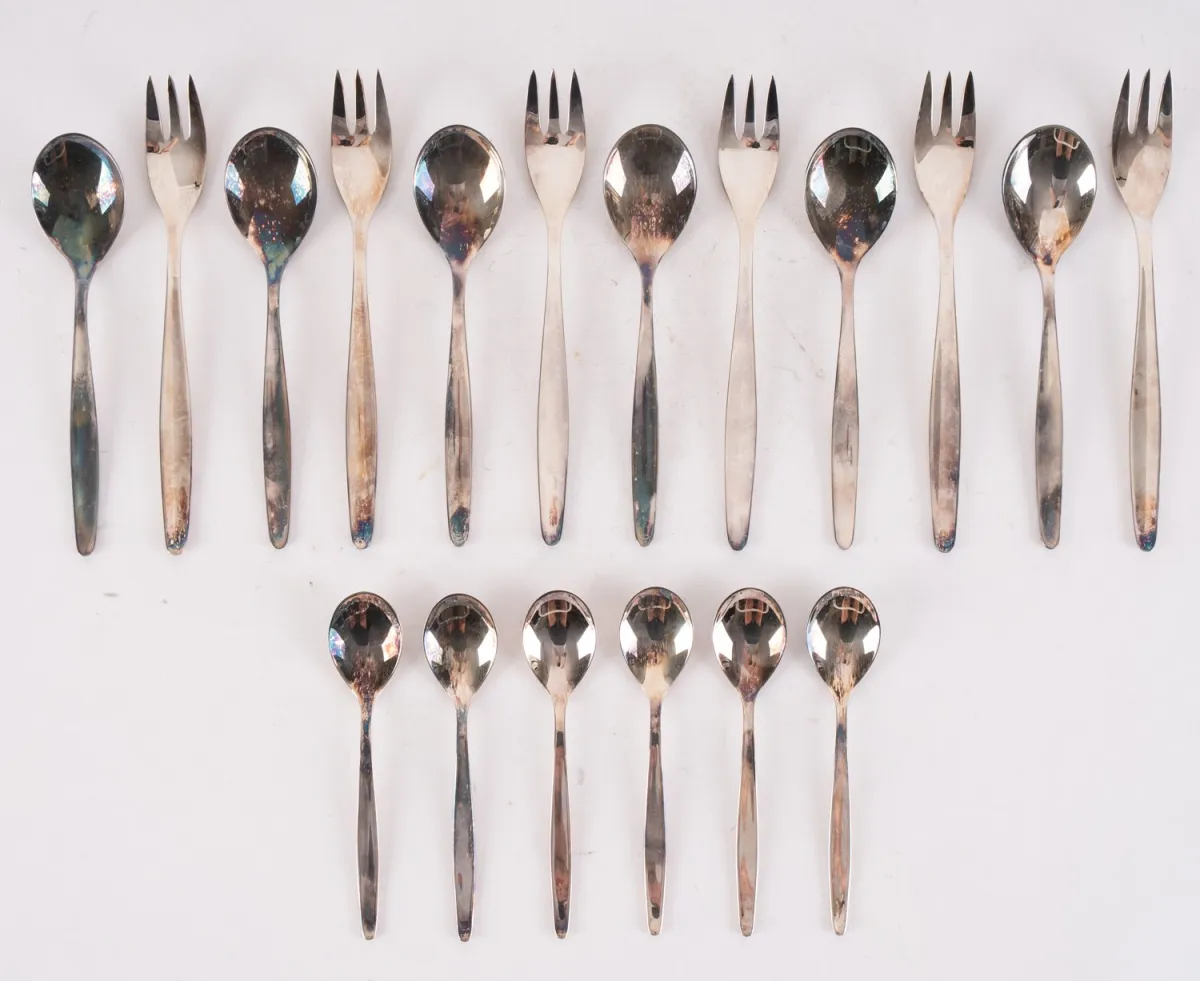 Lot de 24 pièces de couverts en argent, dont 12 fourchettes à gâteau (env. 15 cm), 6 cuillères à moka (env.…