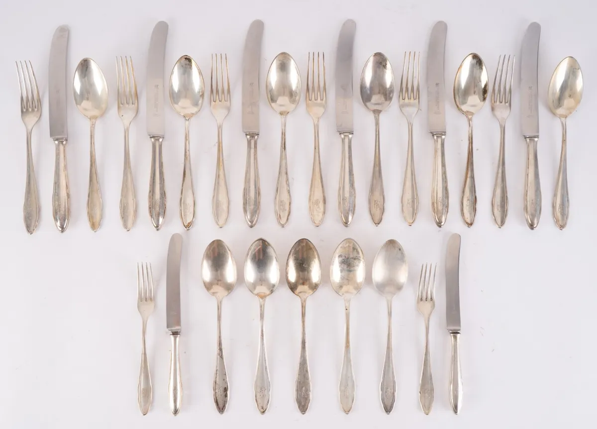 Lot de 27 pièces de couverts en argent 800, env. 915g (sans couteaux), composé de : 11 cuillères, 8 fourchettes (...