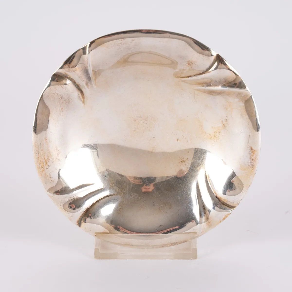 Small round footed bowl on rocaille-like feet, with multiple pinched, slightly domed rim. 835 silver.