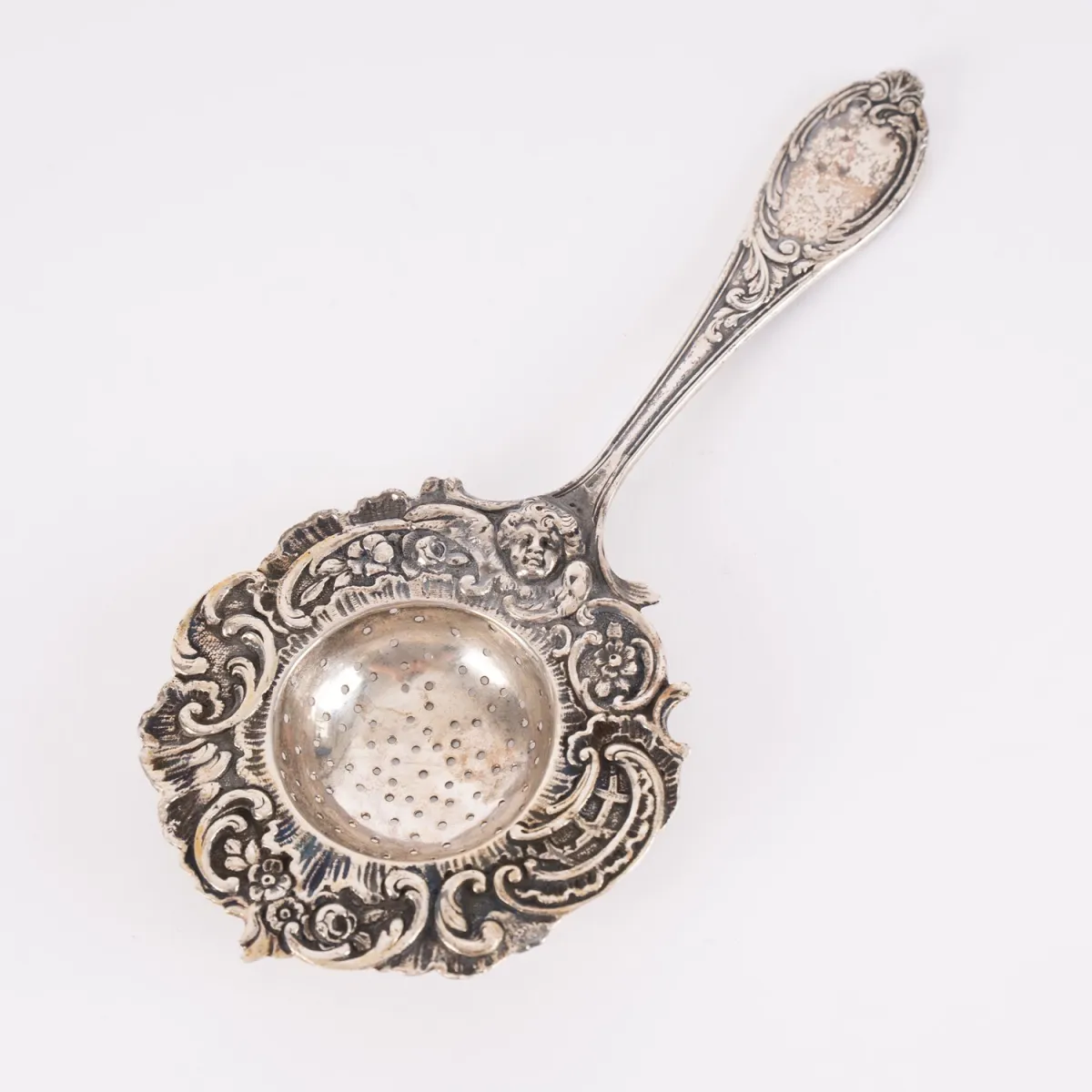 Spoon - tea strainer, solid 800 silver, historicism 19th/20th c., length approx. 18 cm, approx. 72g, very nice condition.