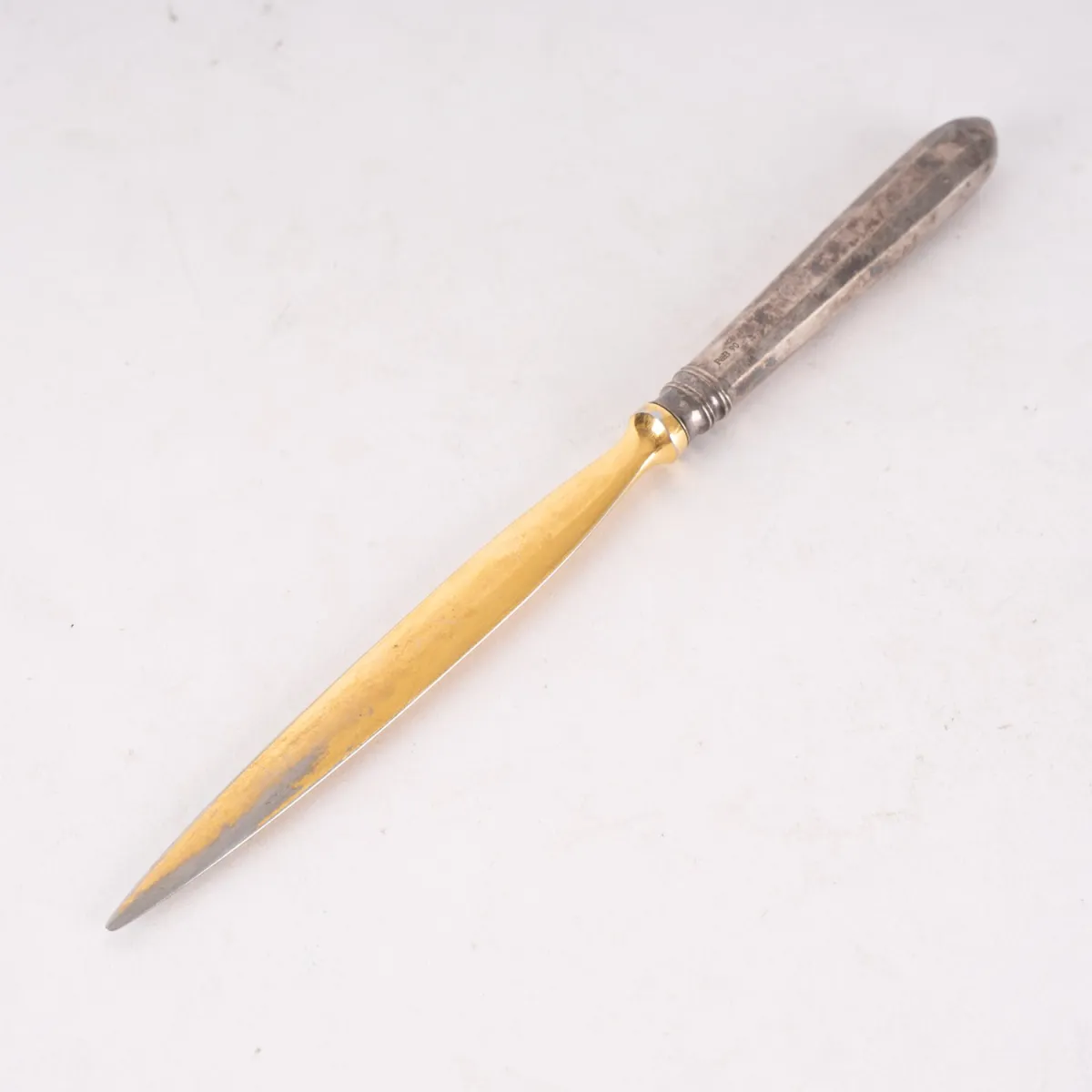Versilberter Brieföffner, Schneide Messing, Länge ca. 21 cm. Gebrauchsschäden ; von Robbe und Berking gefertigt.
