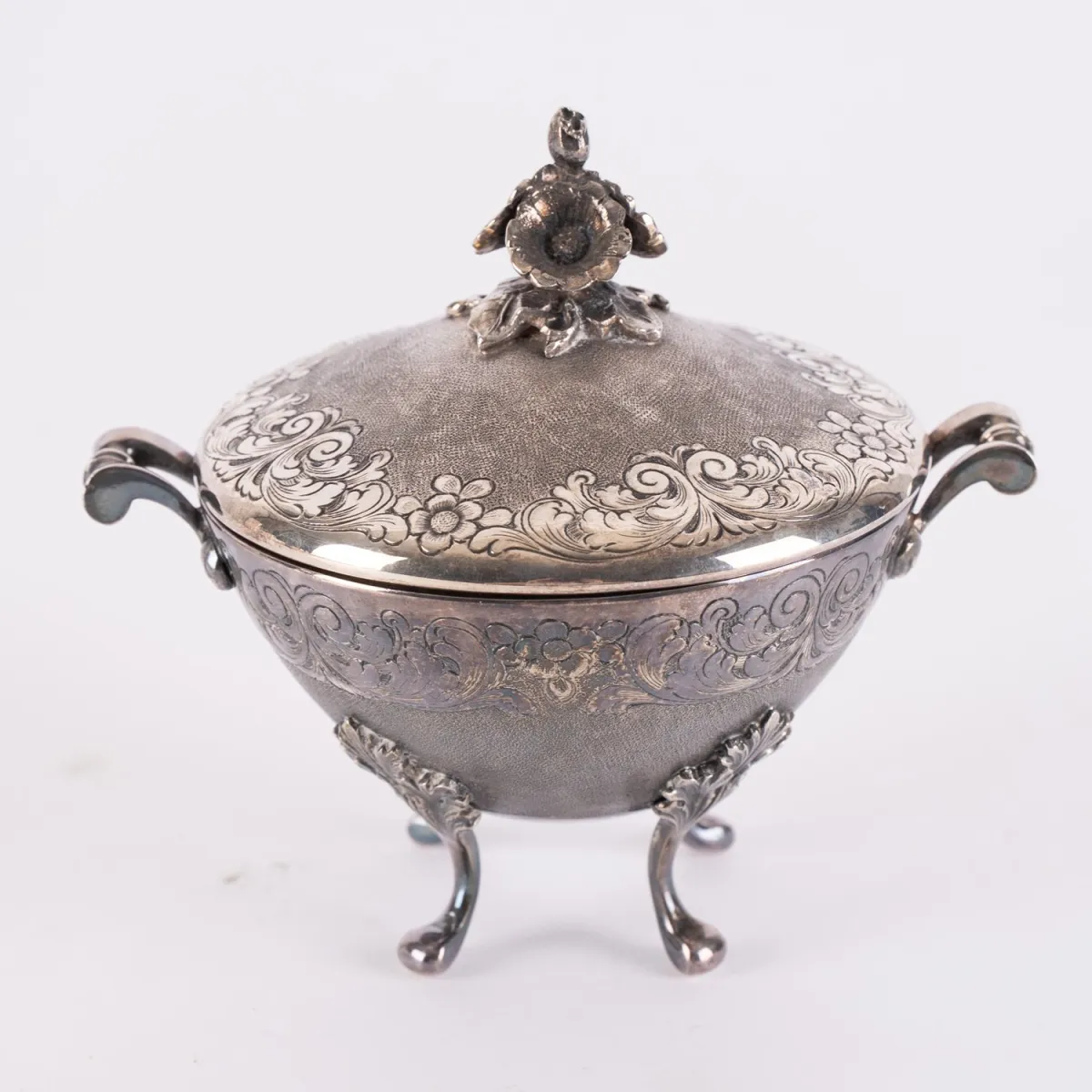 Lidded round handled bowl, solid 800 silver, well-preserved interior gilding, raised lid flower, height approx. 1…