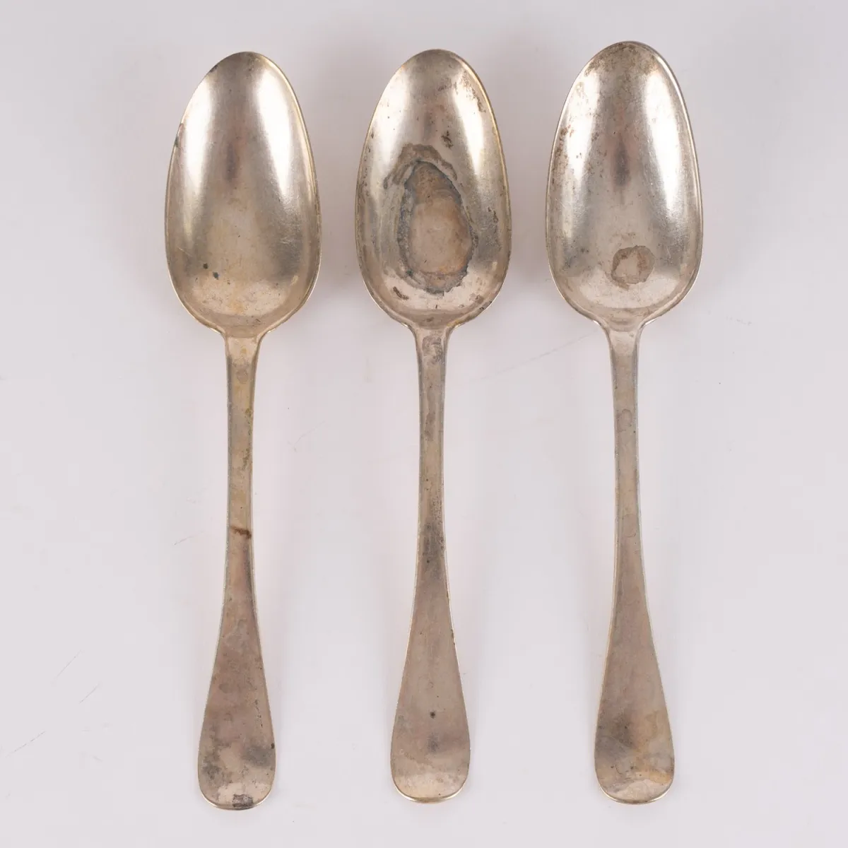 Suite de 3 cuillères à soupe anciennes, argent 12 lots (= argent 750). 19e s., longueur env. 19,5 cm chacune, env. 108 g, très bel état…