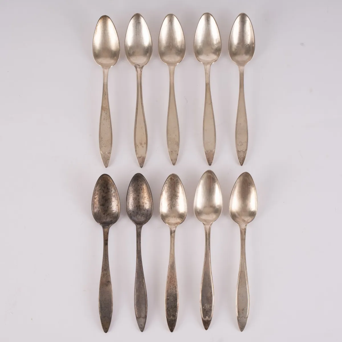 Rare suite de 10 cuillères à soupe, argent 12 lots (= 750), 18e/19e s., poinçon de maître non identifié, trait tremblé,…