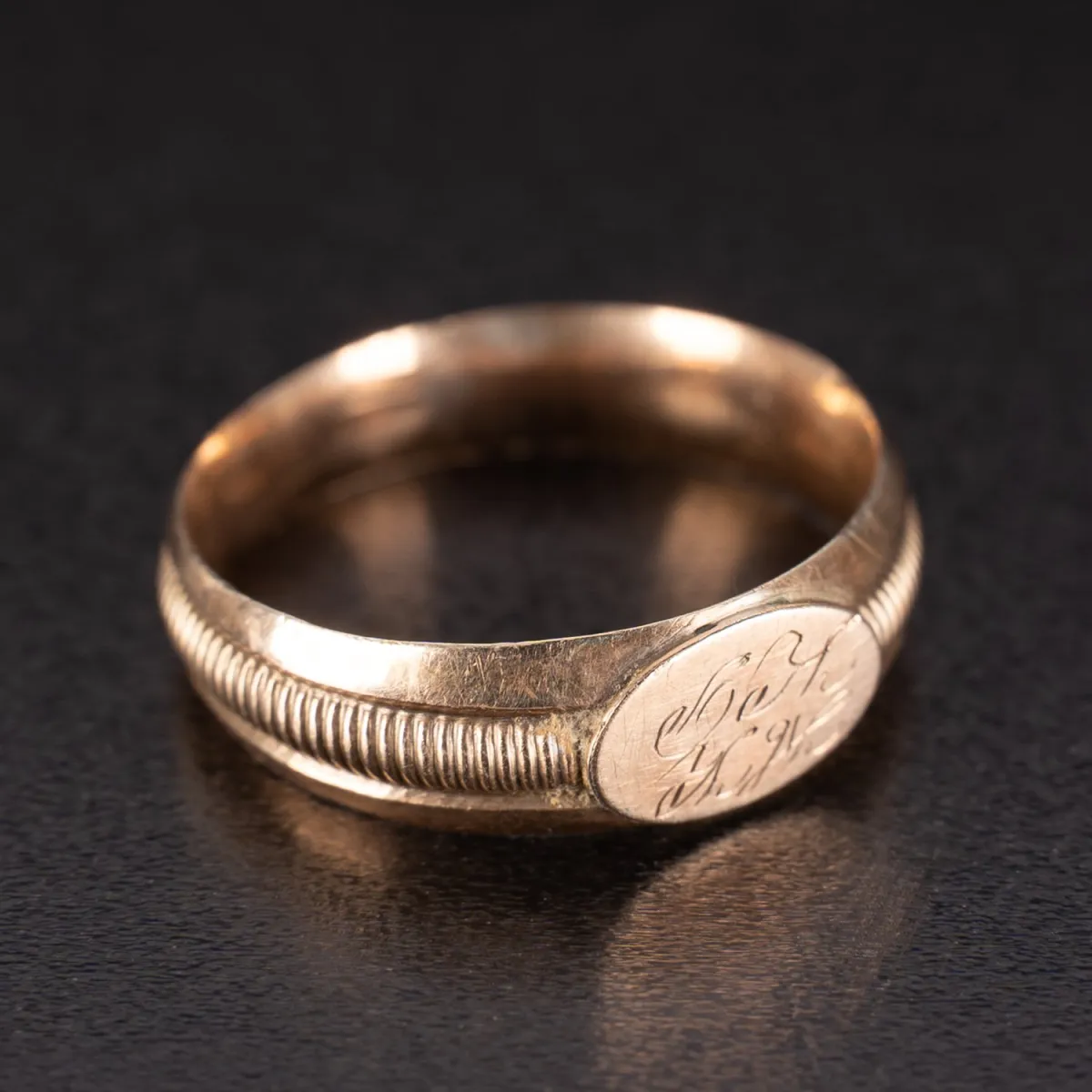 Grote lichte herenring, 8k geelgoud. Ringmaat ca. 65, ca. 2g, drievoudige schacht, ovale plaat in het midden met in…