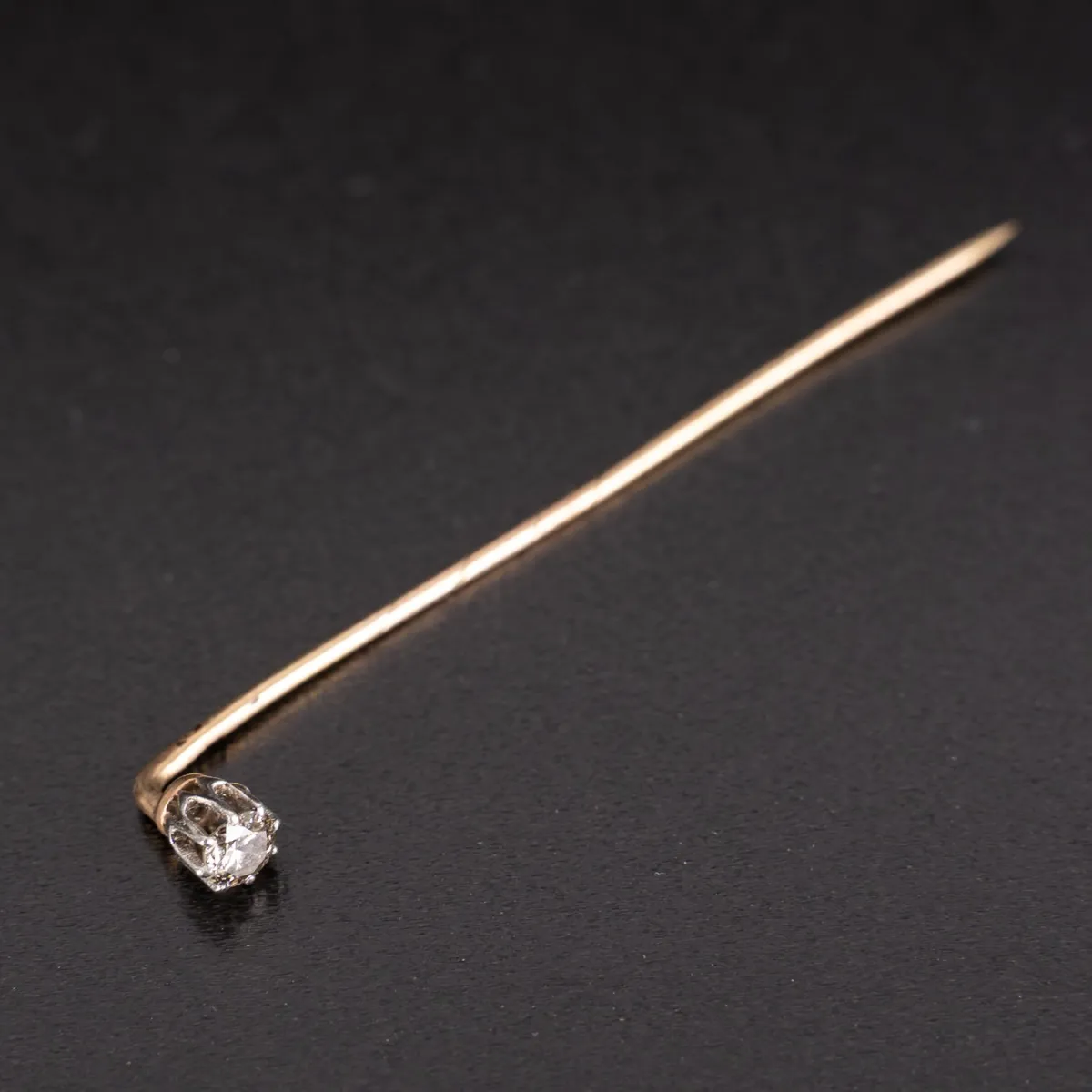 Stropdaspen, 585 geelgoud, kop bezet met 1 briljant, krapzetting, ca. 0,20ct, lengte pen ca. 6 cm, ca.…