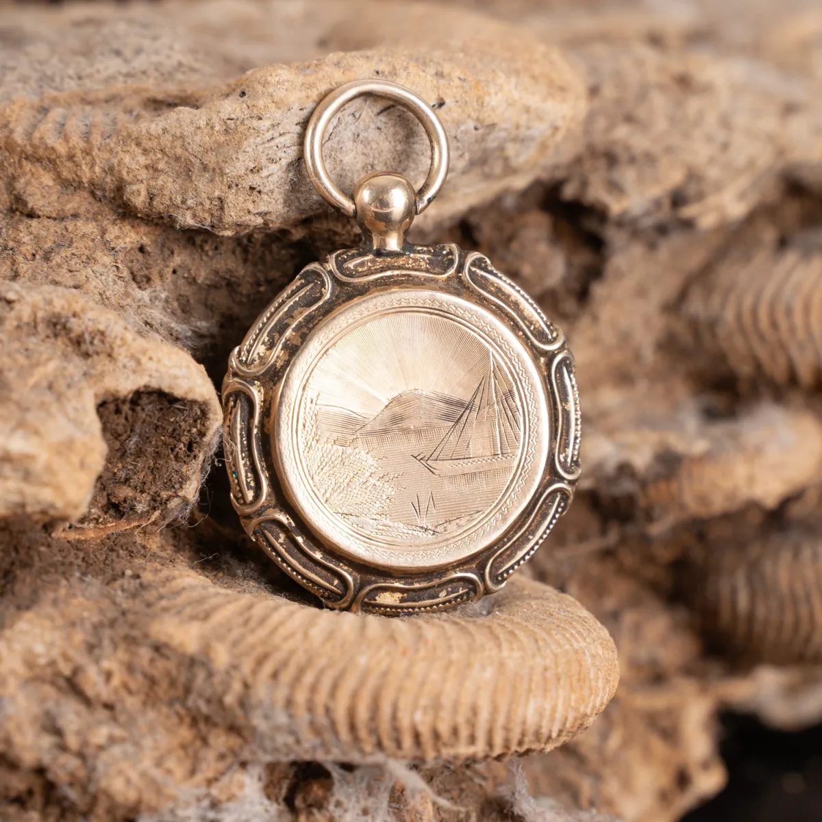 Round pendant in 585 yellow gold, crafted like a watch case, opens at the back. Front with decorative relief…