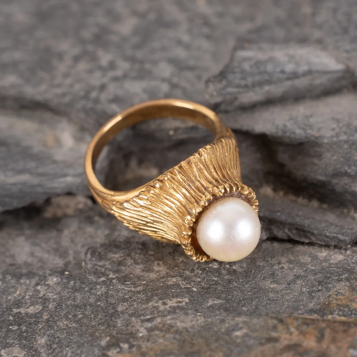 Kleine damesring, ca. jaren 1940, 750 geelgoud, tweedelige geleide smalle ringband met hoge zetting, ontworpen m…
