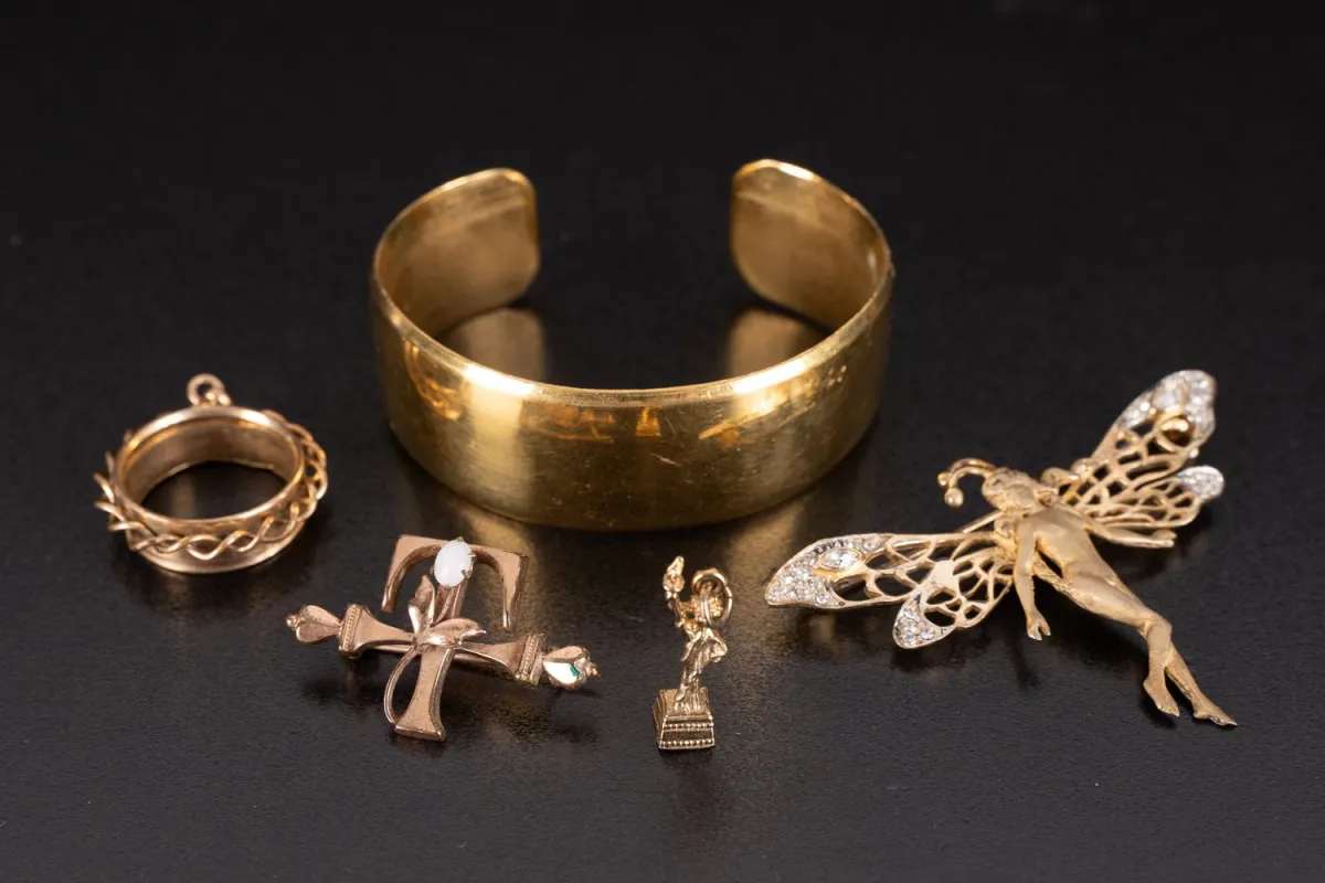 5-delige partij diverse sieraden, meest messing, 1 deel zilver verguld. Bestaande uit 2 hangers …