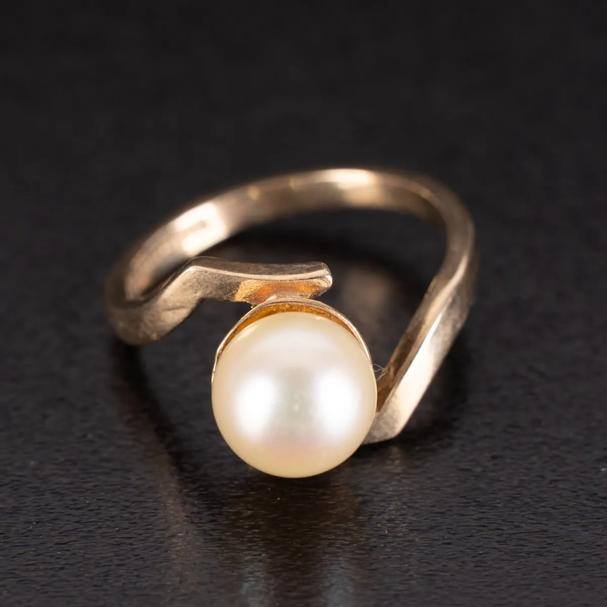 Moderner Damenring, 8kt Gelbgold und mit 1 Zuchtperle bekrönt (Durchmesser ca. 0,7 cm). Ringgröße ca. 53, ca. 3g brutto.…